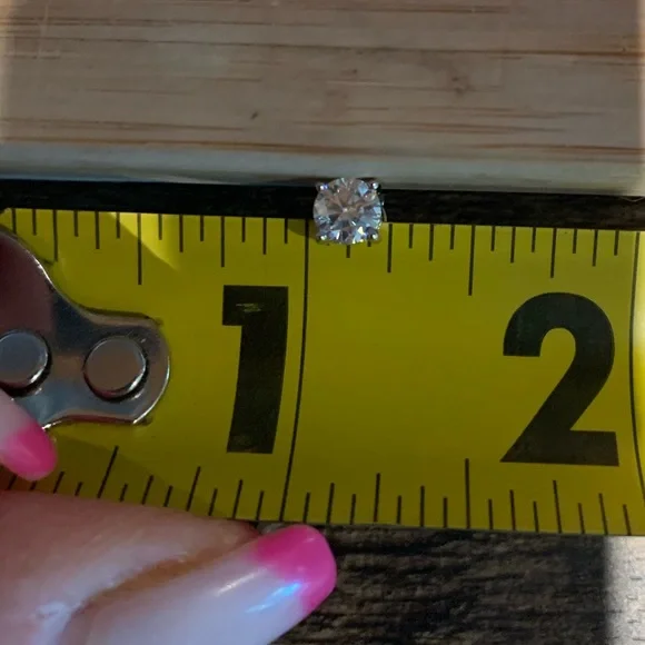 Beautiful 1 cttw Moissanite earrings - Picture 6 of 7